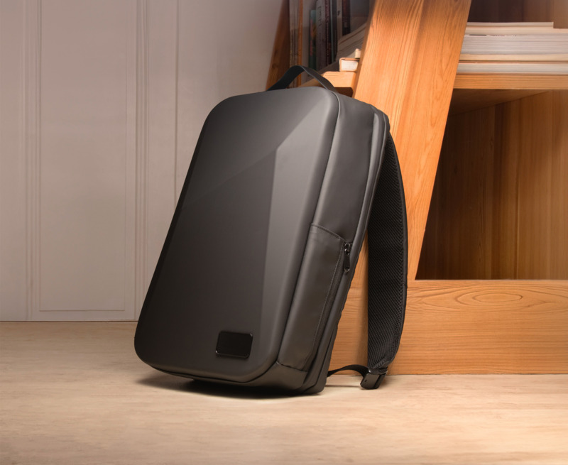 SCX.design L12 shield backpack with built-in 10.000 mAh power bank and 3-in-1 charging cable - Image 5